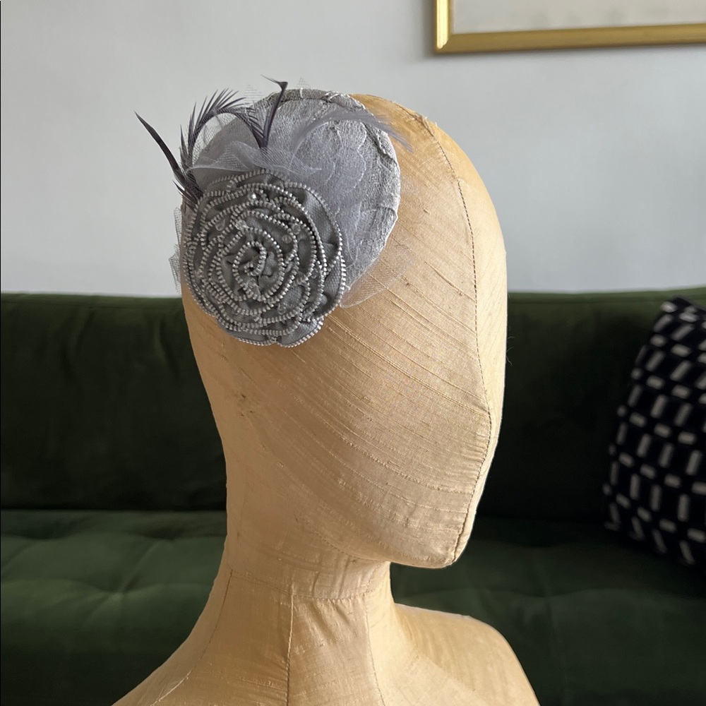 MILLINERY GRAY SILVER LACE FASCINATOR